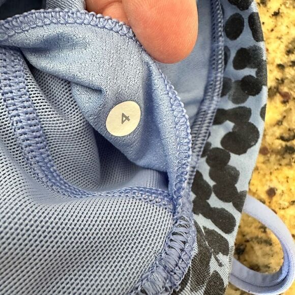 EUC - Lululemon Women’s Periwinkle Tank Wild Pattern Built in Bra Open Back Sz 4 - Picture 4 of 4